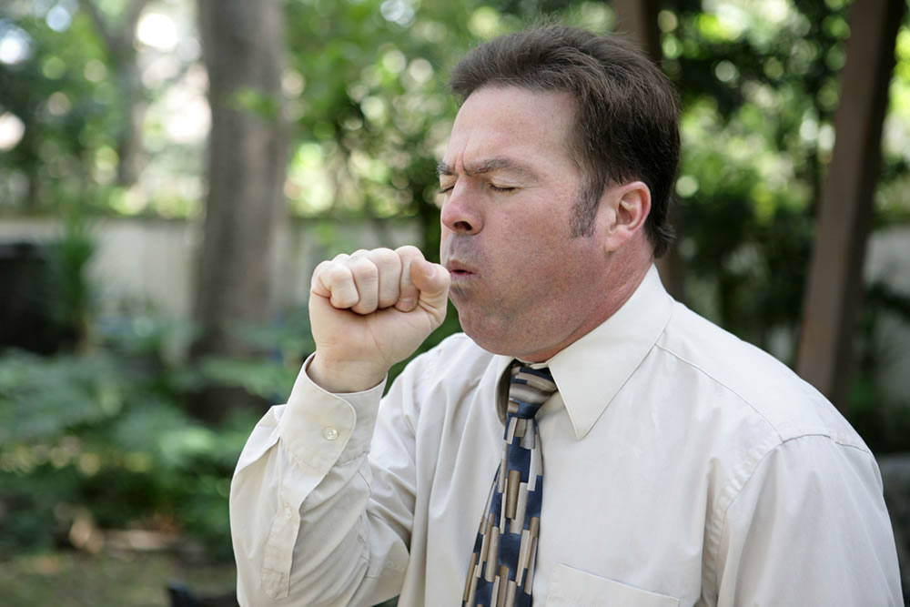 Homem tossindo referência à tuberculosa
